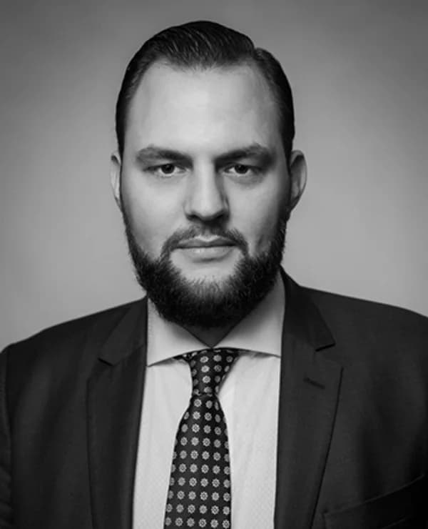 Porträtt av Alparslan Tügel