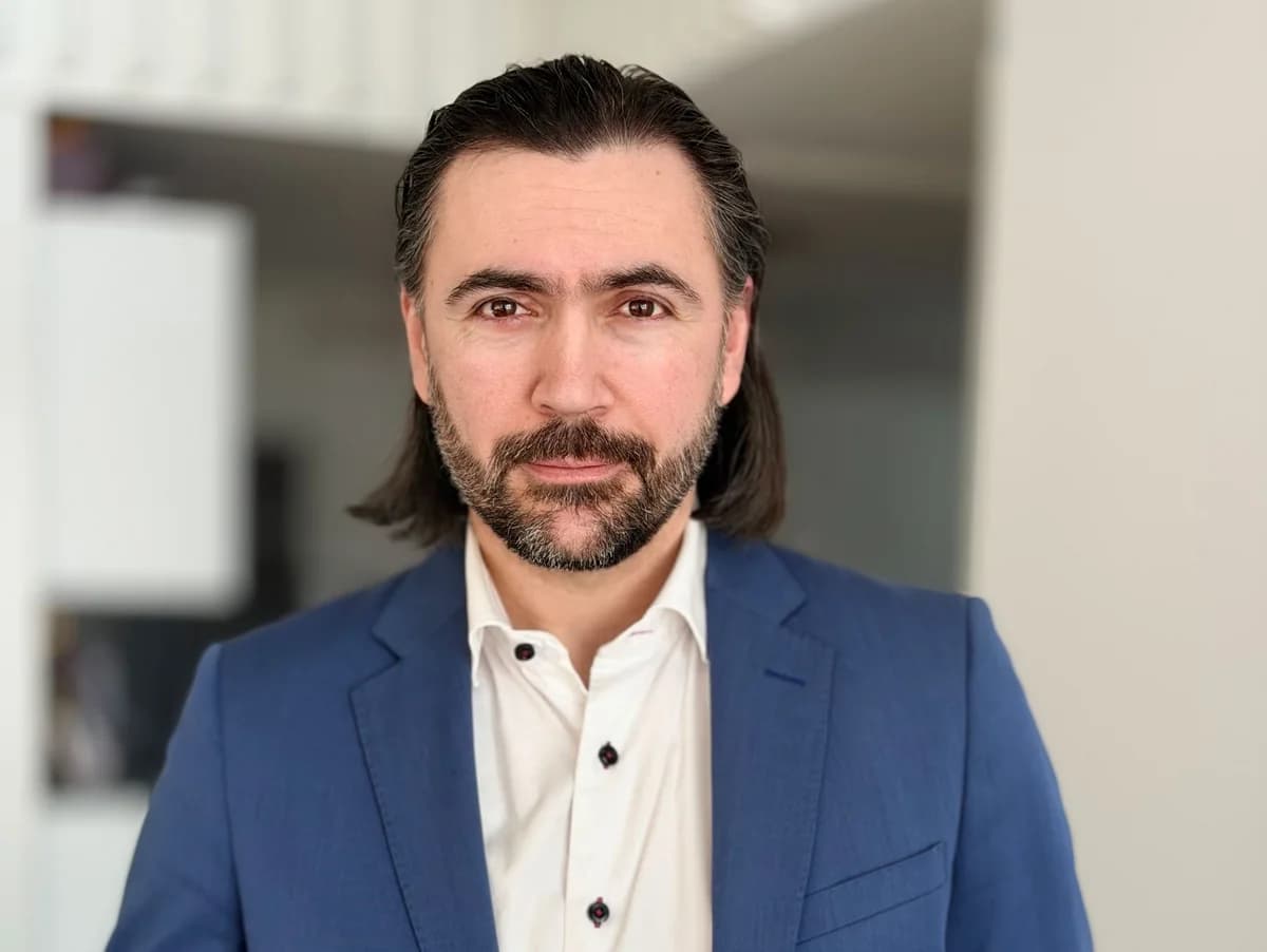 Porträtt av Sanjin Konakovic